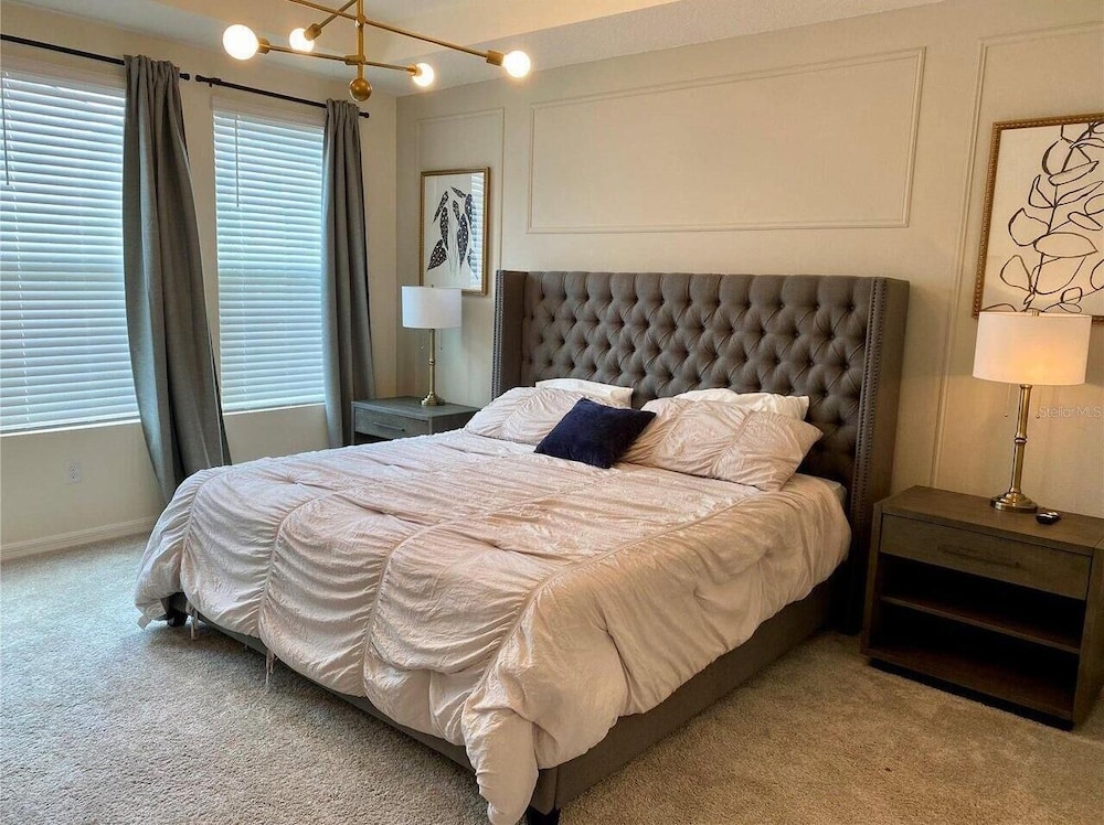 8949 CB - Exquisite Luxury Home With Pool Retreat