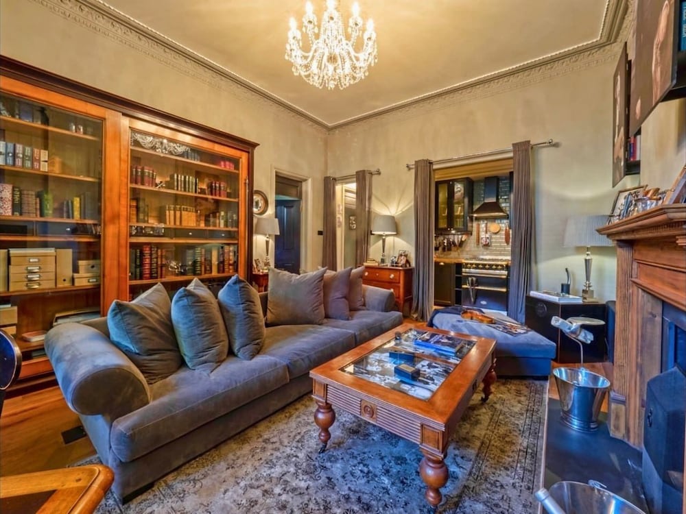 Holland Park Classic High Ceilings Luxury 2 Bed