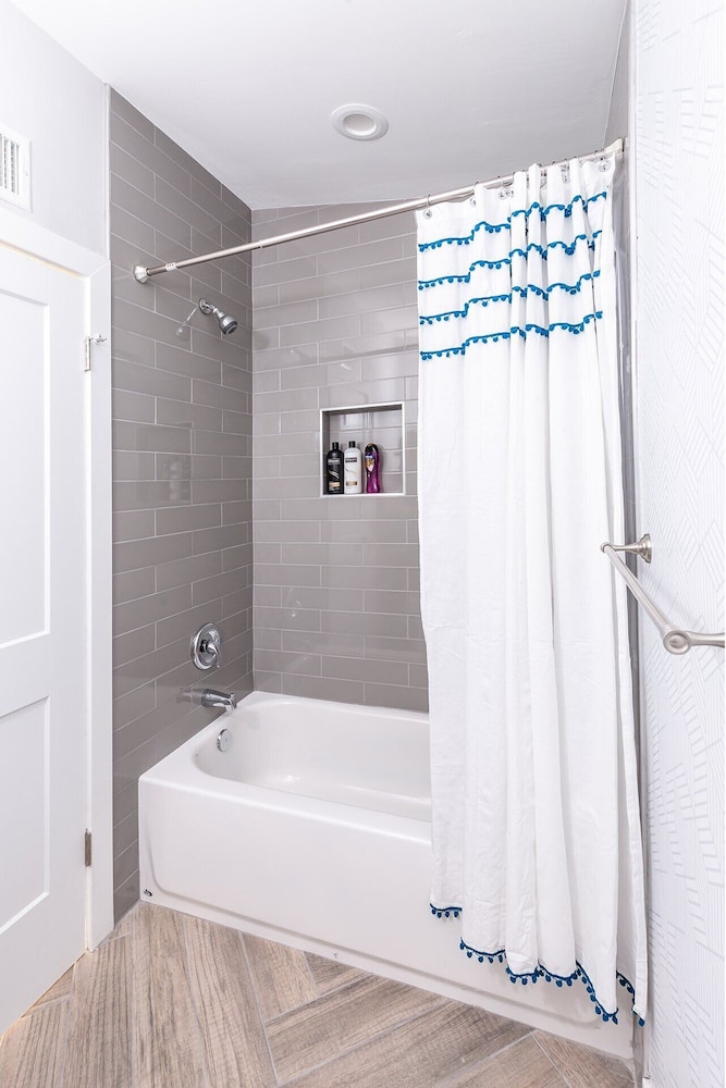 Sunhaven -pool Heat Available - Walk to Old Town