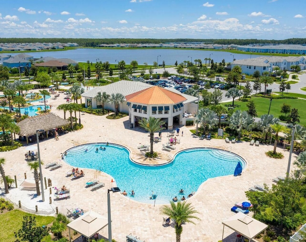 Amazing Townhome With Lake View at Storey Lake Resort