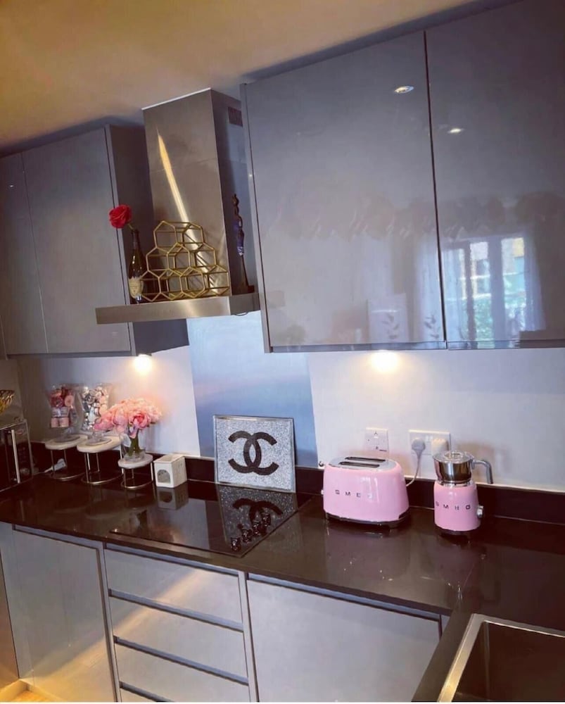 1 Bed Apartment Sleeps 2 - Free Parking -