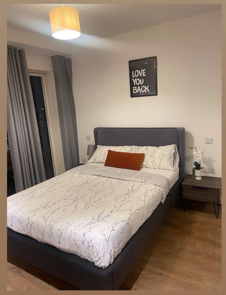 East London 2-bed Apt Sleeps 4, 7 min Walk to Tube
