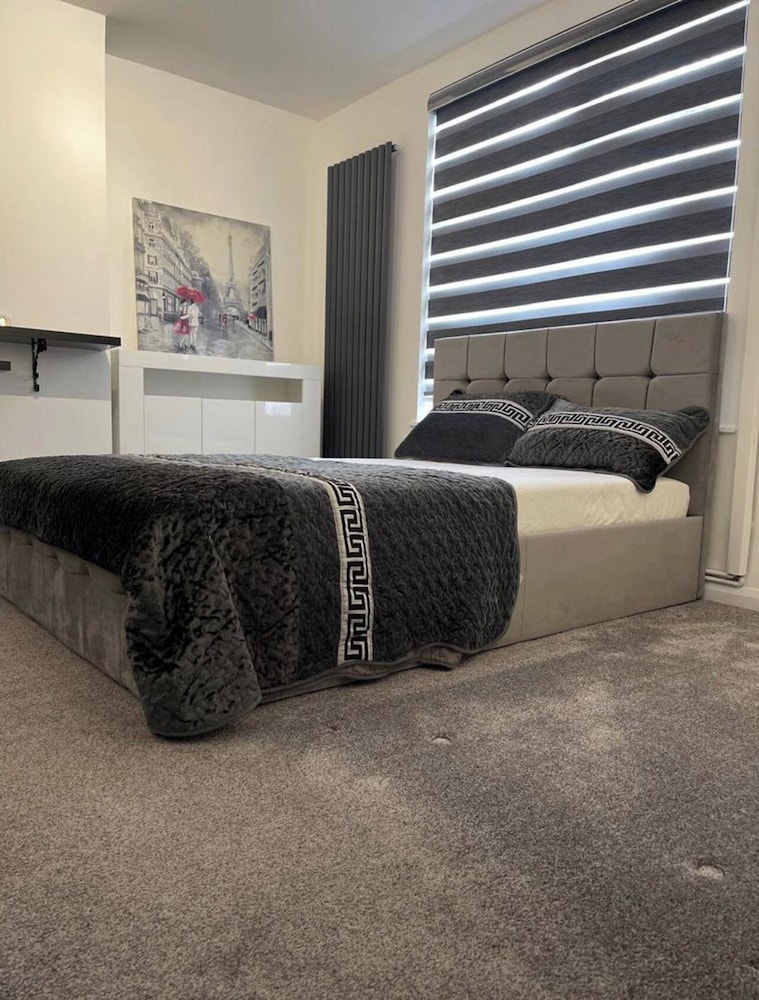 Uppamosluxurious London House With 4 Bedrooms view 3