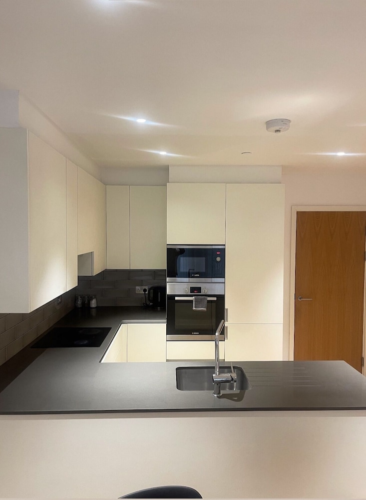 East London 2-bed Apt Sleeps 4, 7 min Walk to Tube