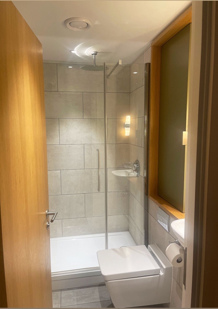 East London 2-bed Apt Sleeps 4, 7 min Walk to Tube