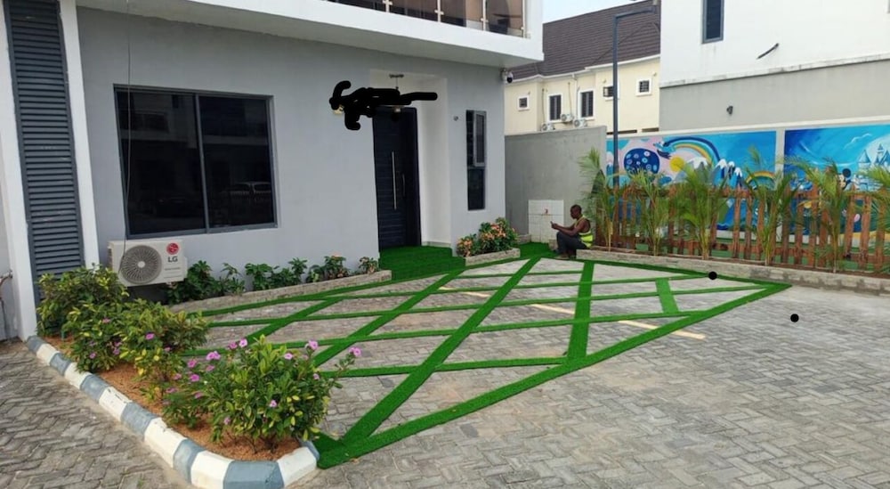 Charming 2- Bedroom Duplex