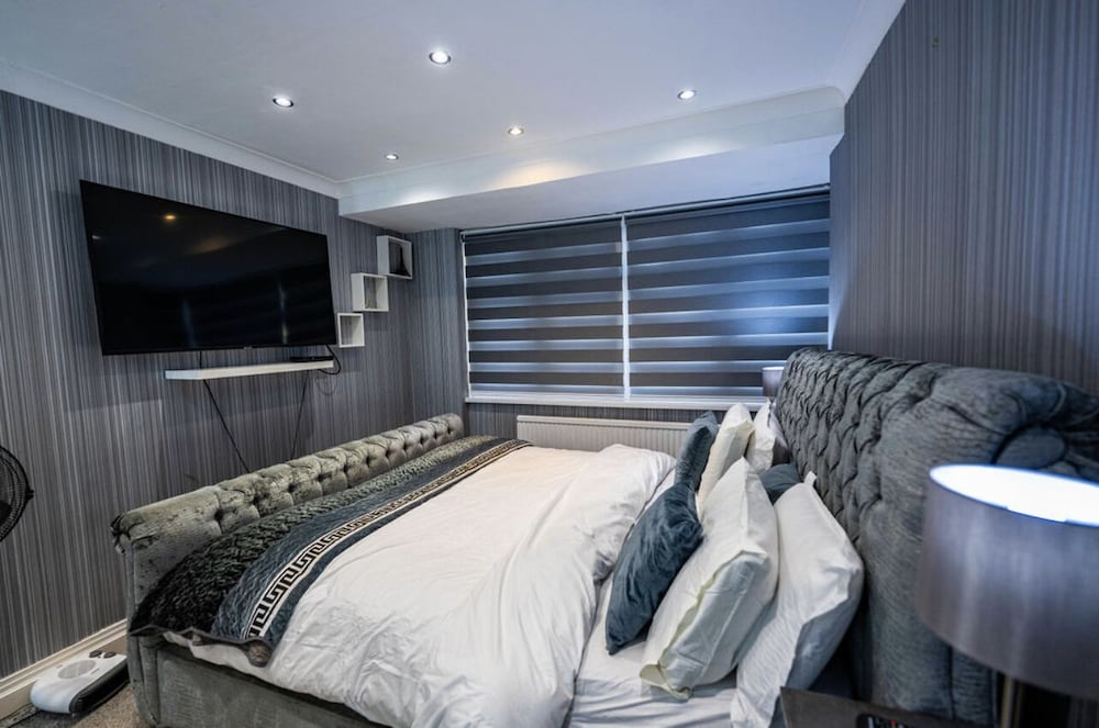 3 Bed House - Sleeps 6 With Free Parking view 4