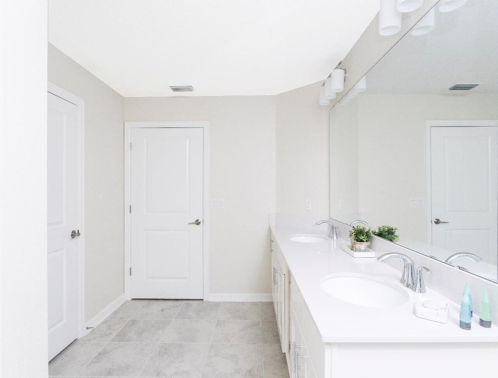Amazing Townhome With Lake View at Storey Lake Resort