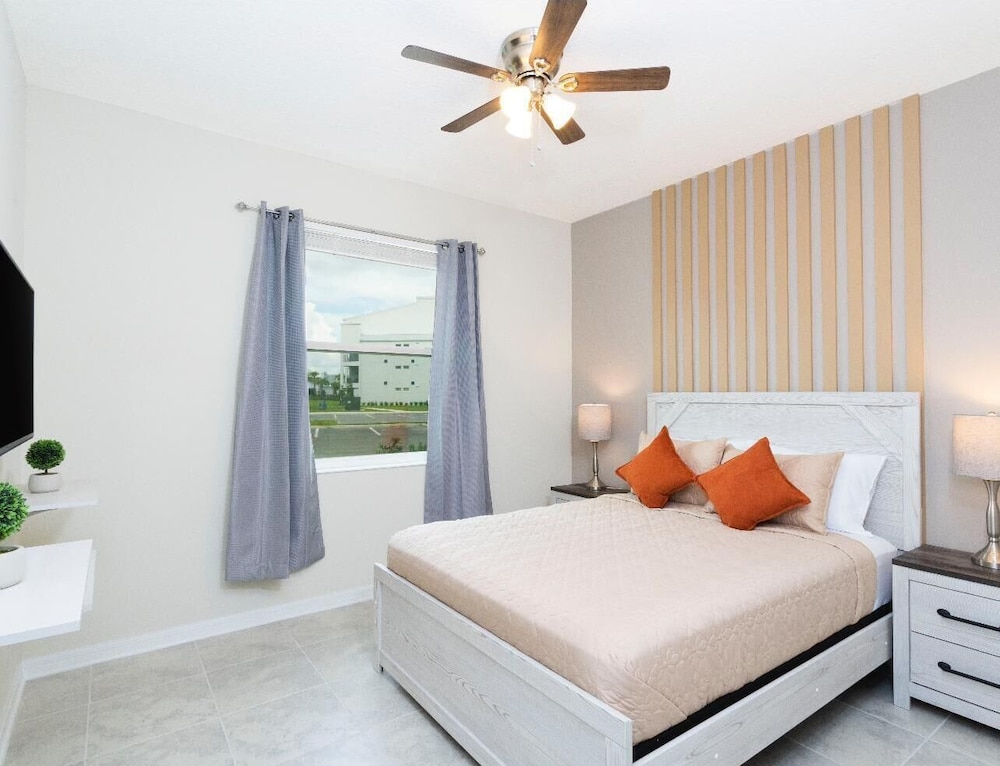 Amazing Townhome With Lake View at Storey Lake Resort