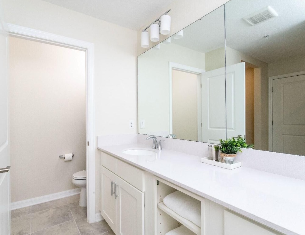 Amazing Townhome With Lake View at Storey Lake Resort