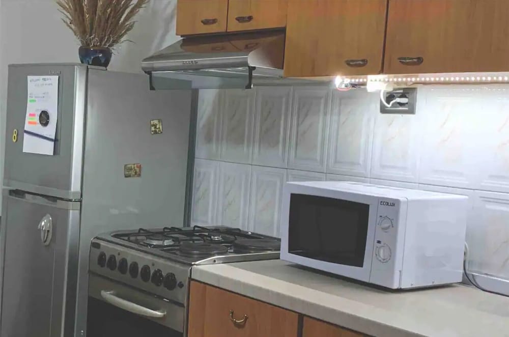 Entire unit near beach access to garden