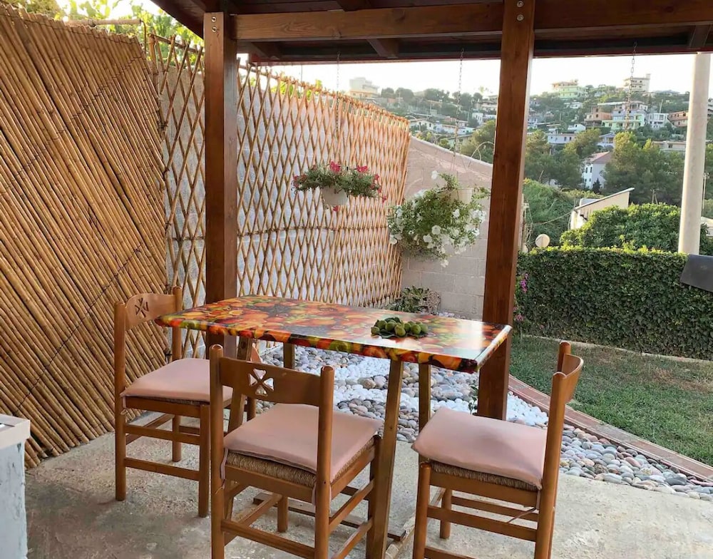 Entire unit near beach access to garden