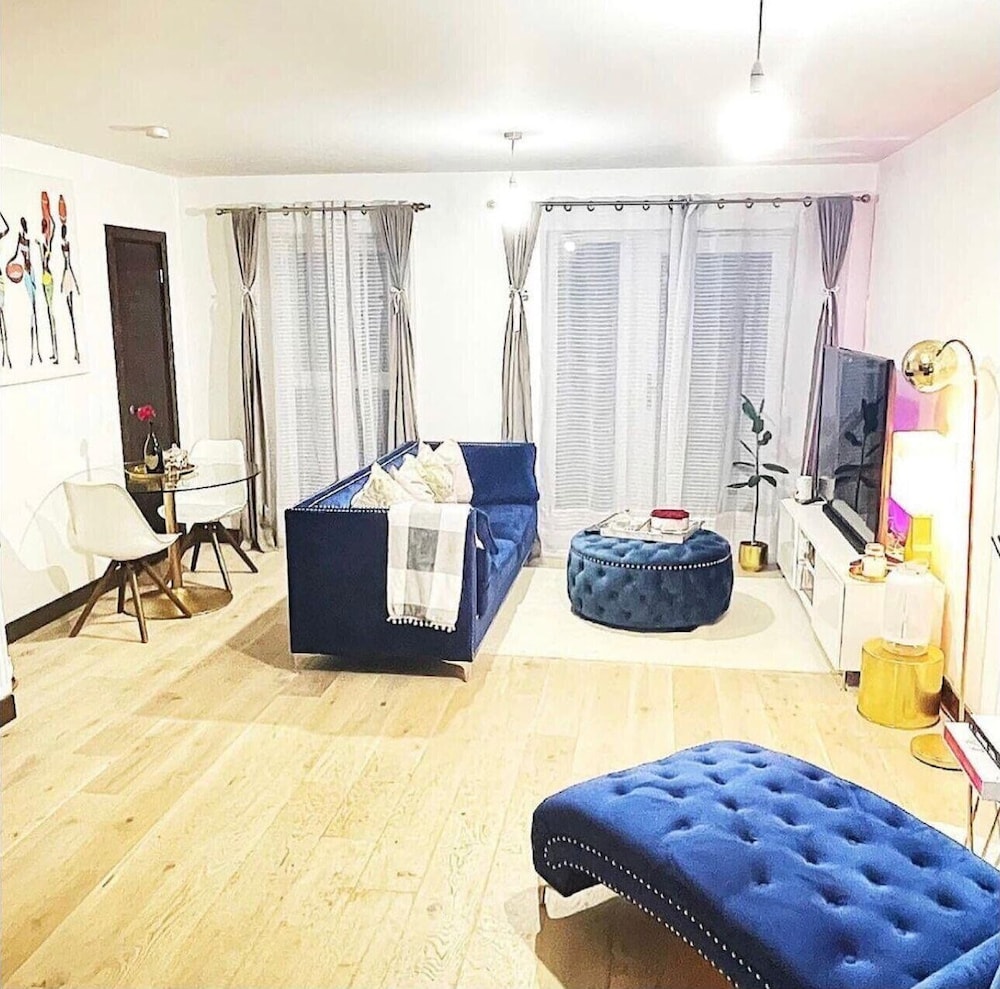 1 Bed Apartment Sleeps 2 - Free Parking -