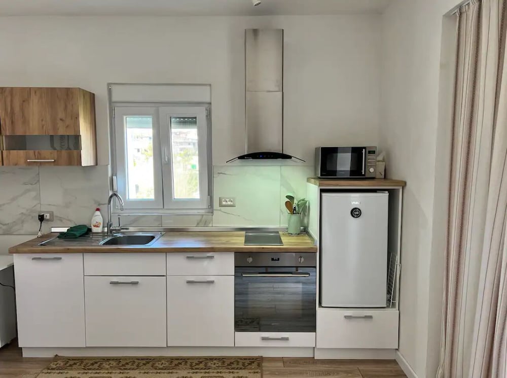 Entire unit near beach access to garden