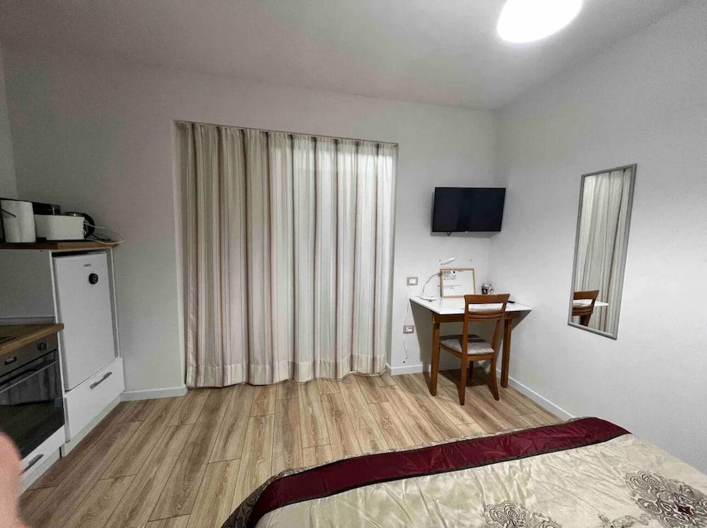 Entire unit near beach access to garden