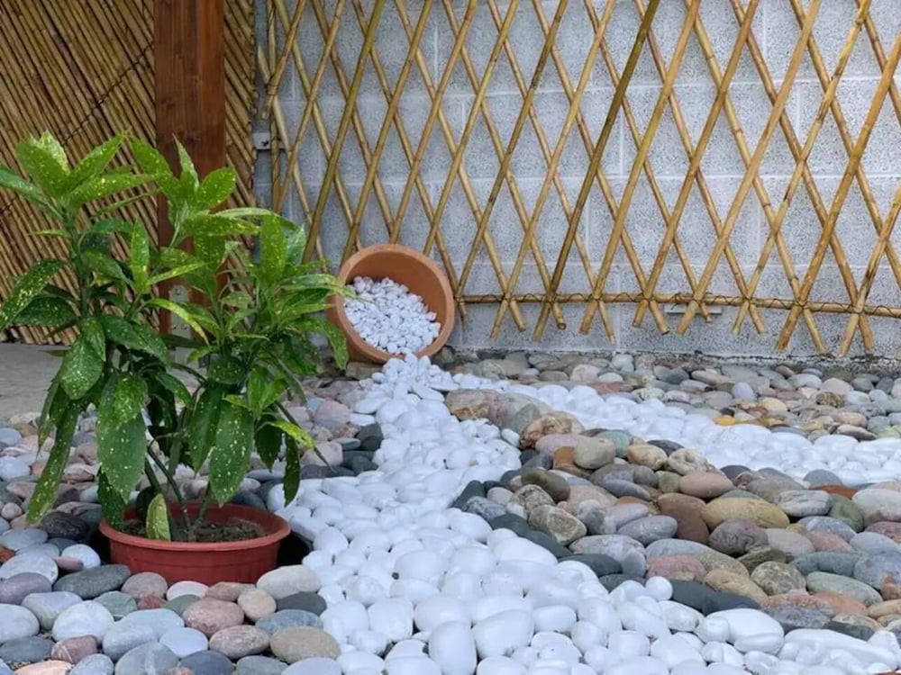 Entire unit near beach access to garden