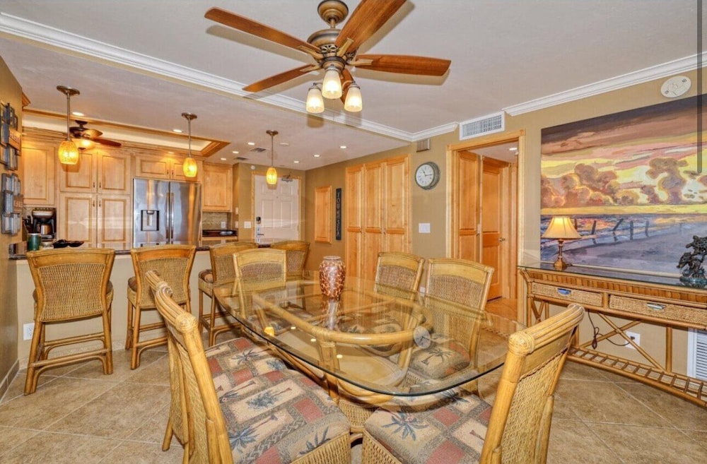 Caper Beach Club 1005