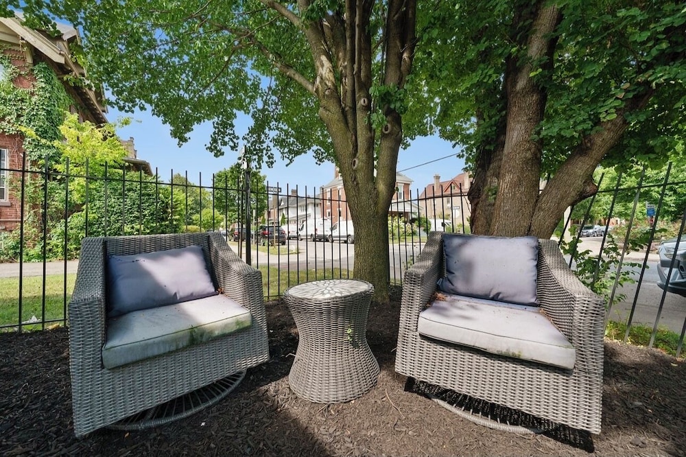 Chic City Retreat 87 - Image 2