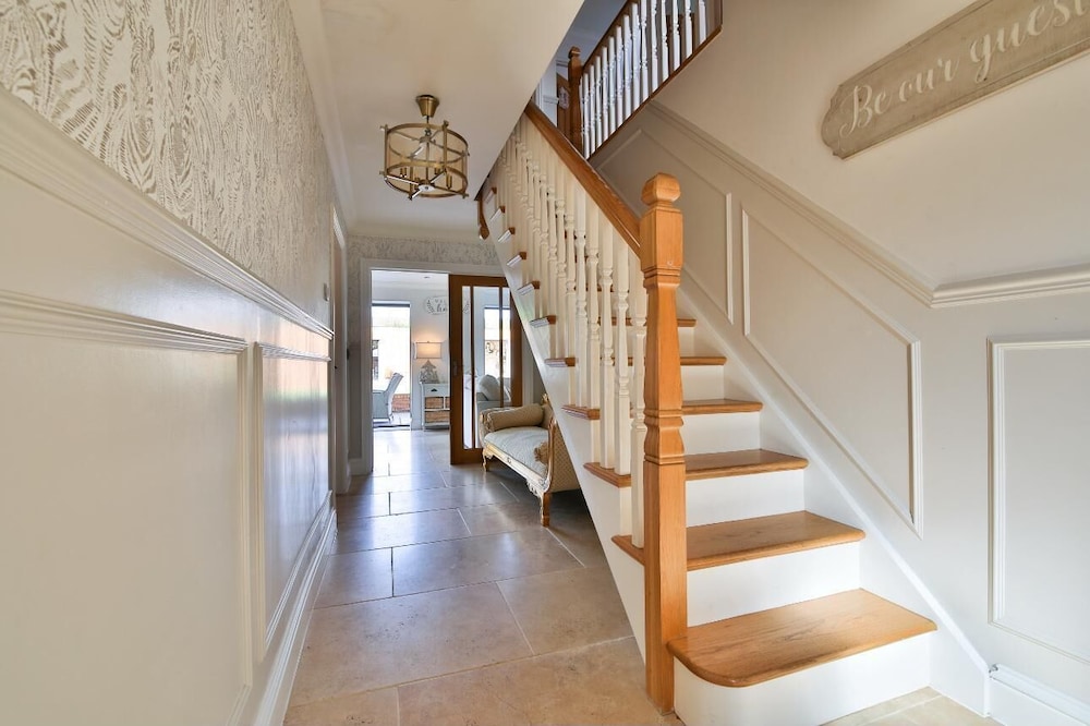 Modern 5-bed Retreat With Parking