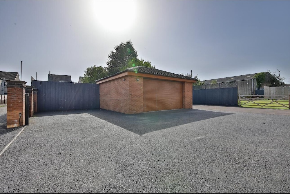 Modern 5-bed Retreat With Parking