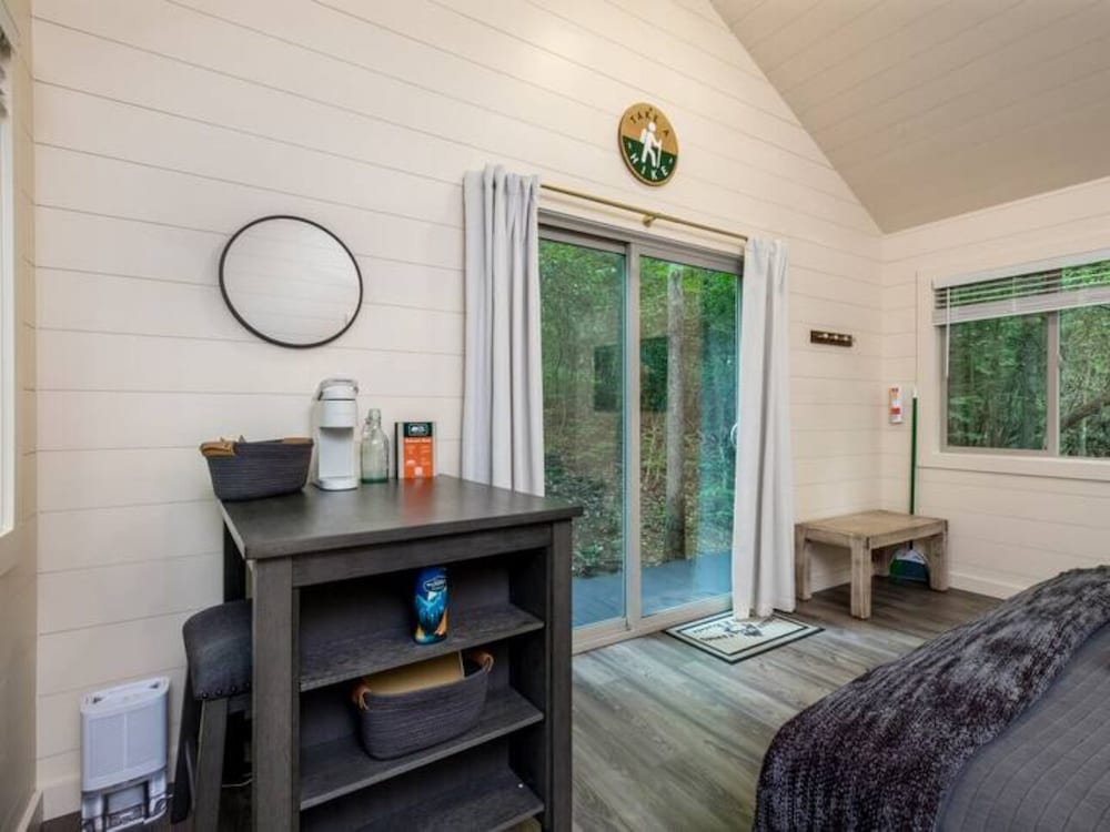 Couples Glamping Cabin - Bearly Behaving