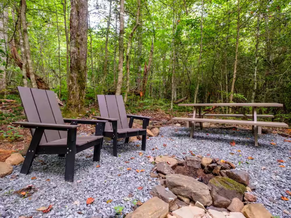 Couples Glamping Cabin - Bearly Behaving