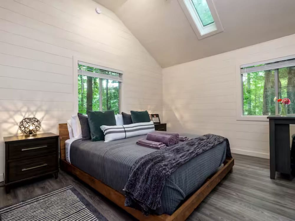 Couples Glamping Cabin - Bearly Behaving