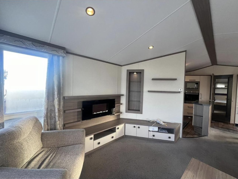 2 bed Platinum-sleeps 6-decking-free Parking view 4