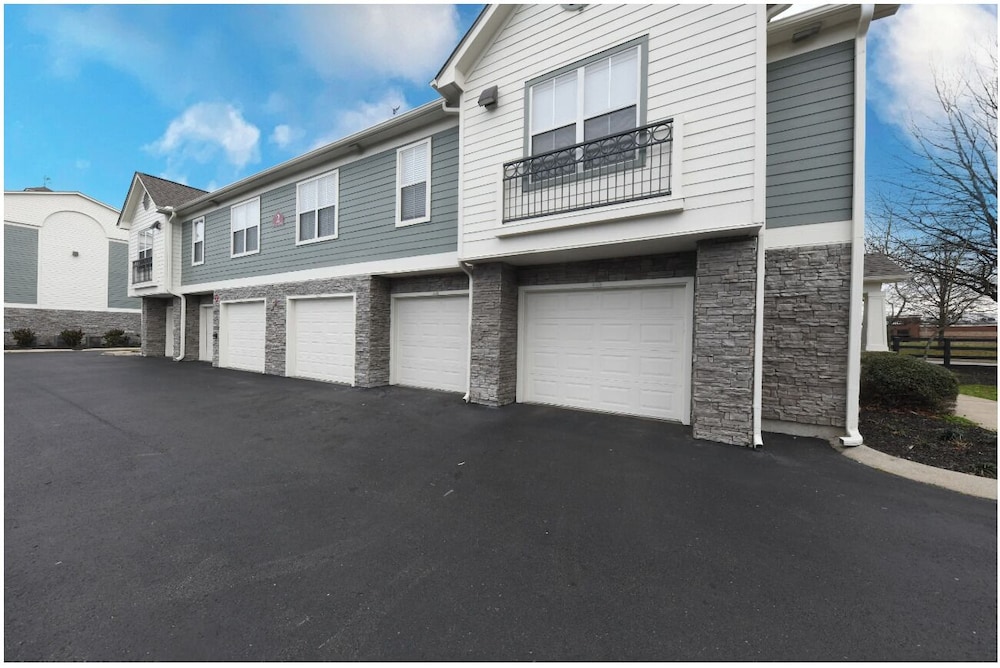 Landing Beautiful 1bd, Courtyard, Clubhouse