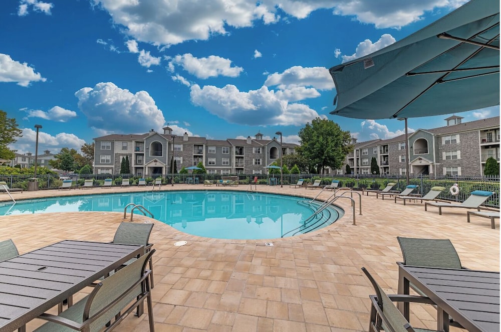 Landing Beautiful 1bd, Courtyard, Clubhouse