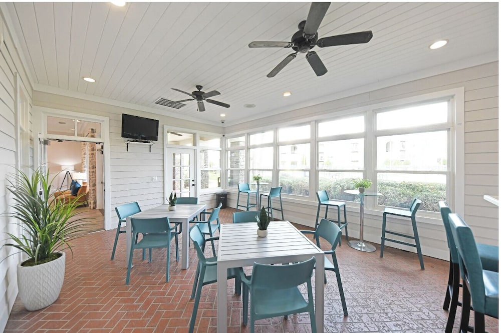 Landing Beautiful 1bd, Courtyard, Clubhouse