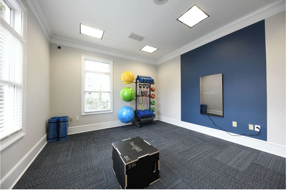 Landing Beautiful 1bd, Courtyard, Clubhouse