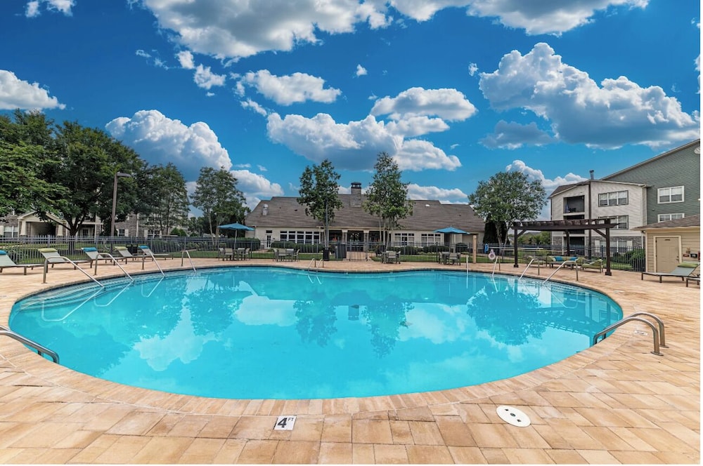 Landing Beautiful 1bd, Courtyard, Clubhouse