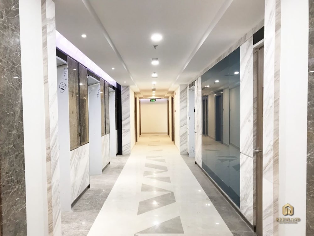 Skyway White & Silver Riverside Resident - Binh Thanh, HCM