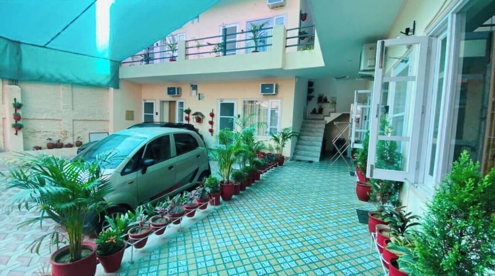 Saini Guest House