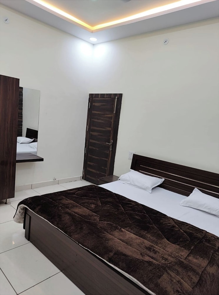 Hotel J-Laxmi Palace