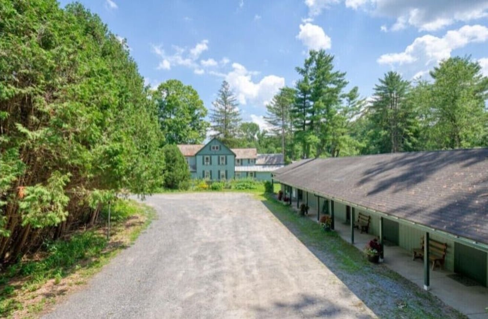 Saratoga Springs Vacations - Saratoga Garden Motel - Property Image 1