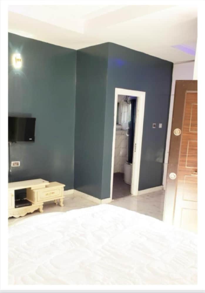 Immaculate 3-bed House in Owerri With Garden view 4