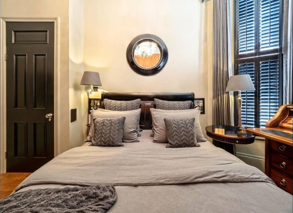 Holland Park Classic High Ceilings Luxury 2 Bed