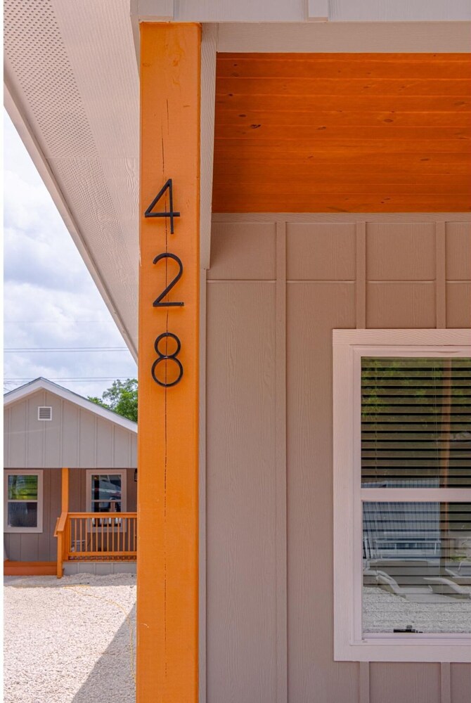 Vibrant 4BR 3BA Oasis Near Happy Downtown