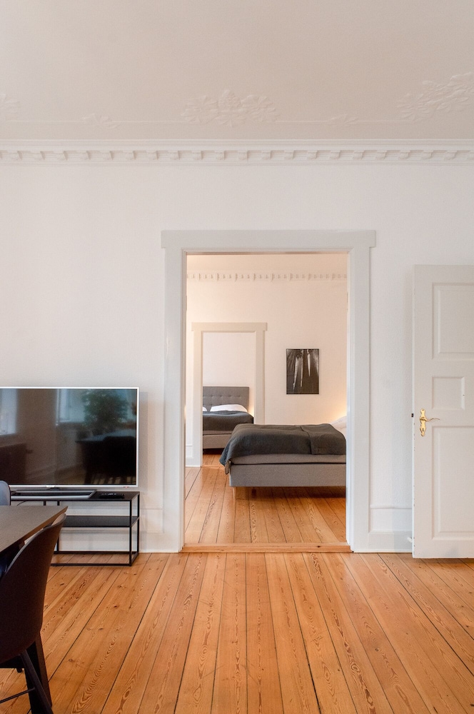 Sanders Boulevard - Smart 3-bdr Apt By the Canal view 2