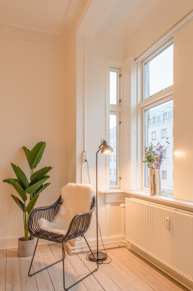 Sanders Boulevard - Cozy 2-bdr Apt By the Canal