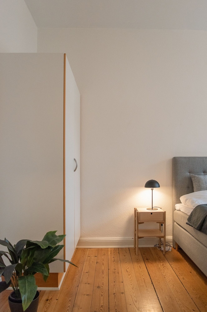 Sanders Boulevard - Smart 3-bdr Apt By the Canal view 5
