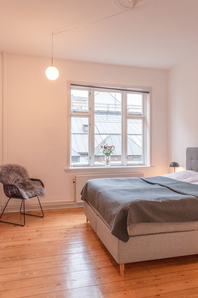 Sanders Boulevard - Smart 3-bdr Apt By the Canal view 4