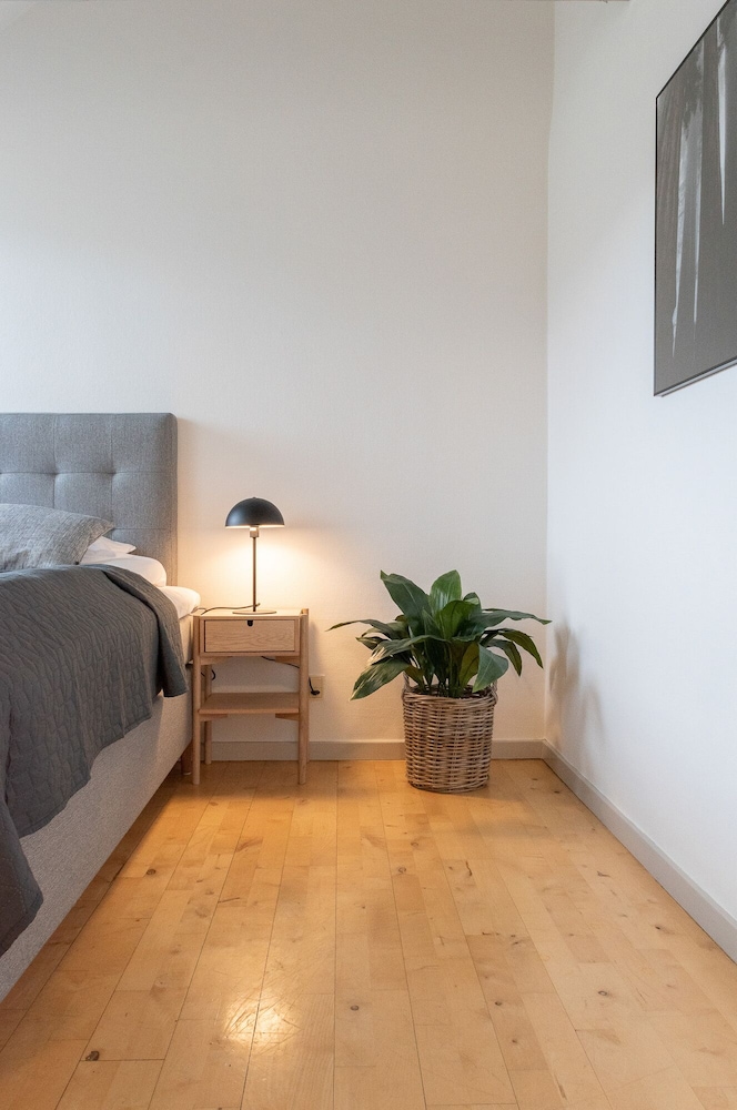 Sanders Boulevard - Cute 2-bdr Apt By the Canal view 2