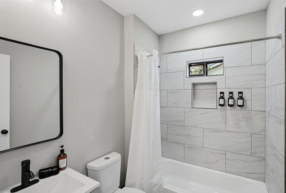 Spacious 4BR Gem Family-friendly Near Downtown