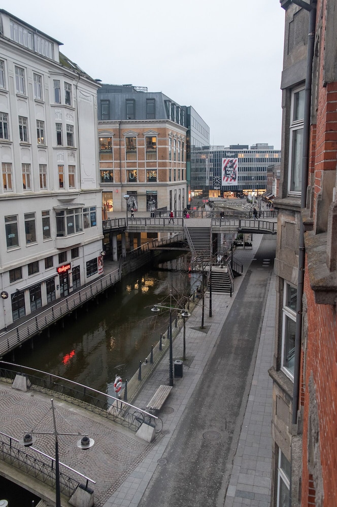 Sanders Boulevard - Cozy 2-bdr Apt By the Canal