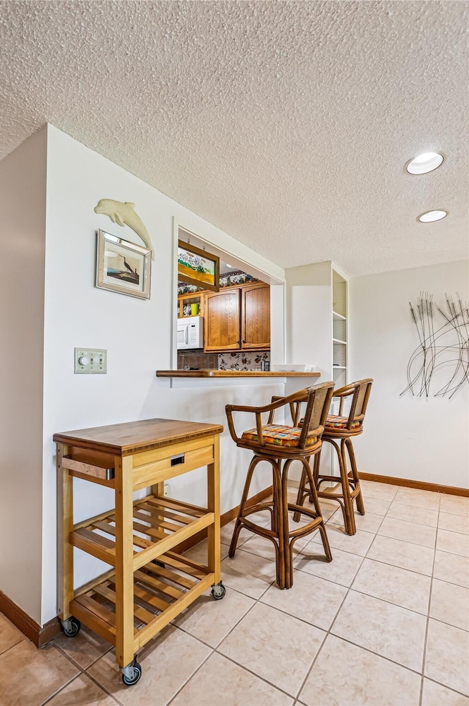 Oceanfront Luxury: 2BR Condo + Pool in St.aug
