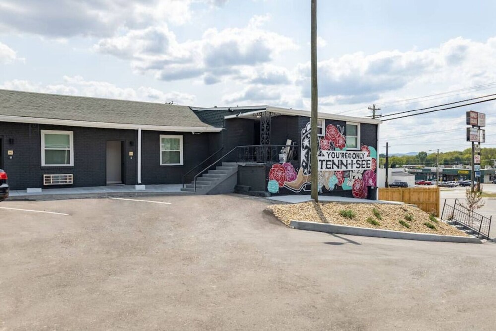Cute & Friendly 1-BR 10 Mins From Nash view 2