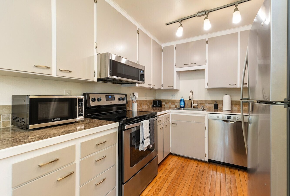 Family-friendly 2BR Home in Lynnwood w Parking